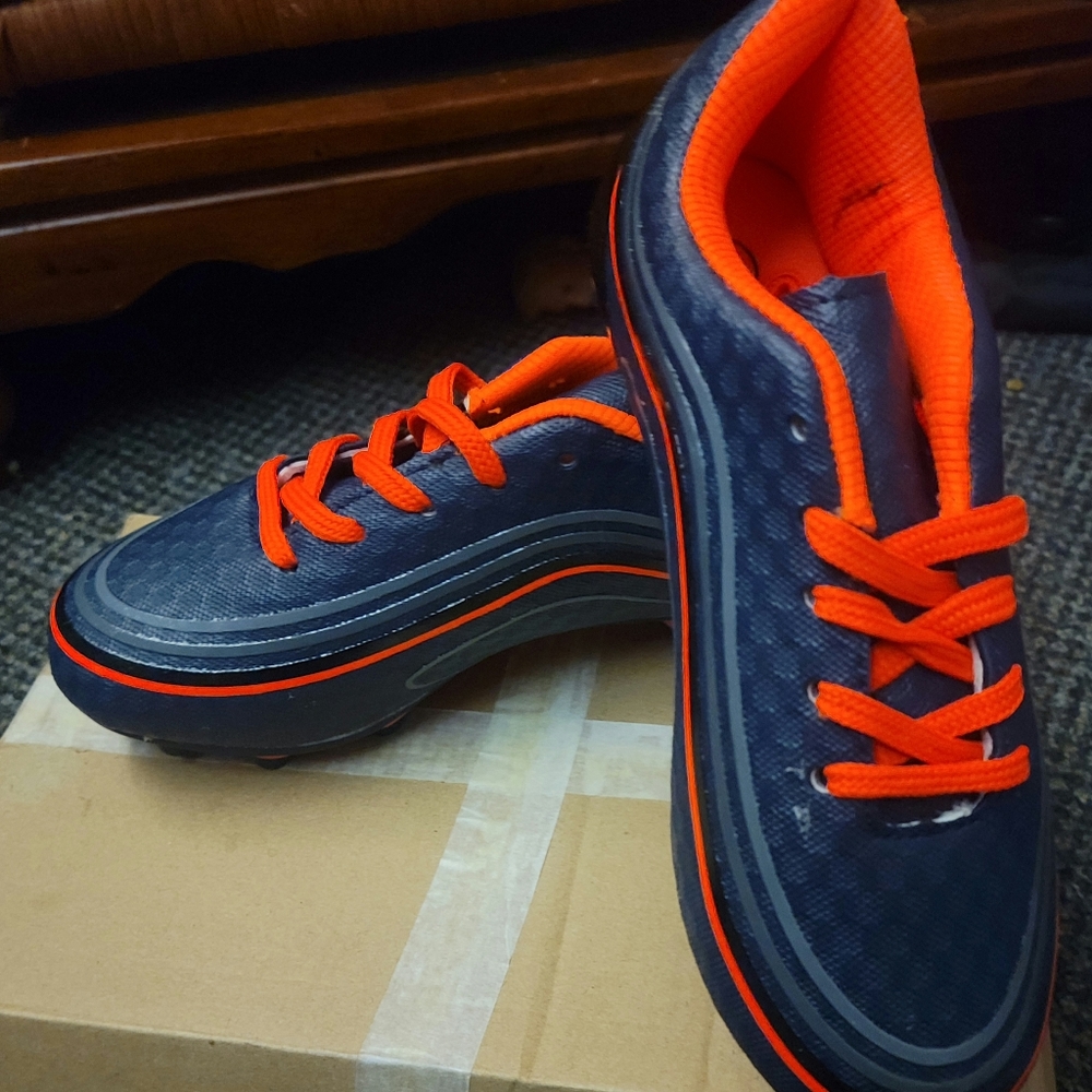 Unisex size 1, boys or girls soccer cleats.. New